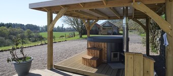 Luxury Highland Haven with Hot Tub by LochNess