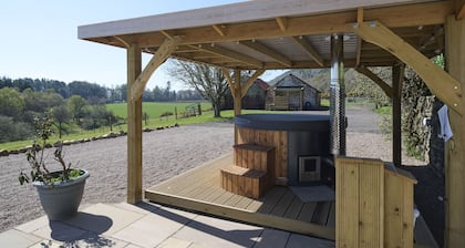 Luxury Highland Haven with Hot Tub by Loch Ness - Balnacraig Farmhouse