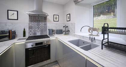 Luxury Highland Haven with Hot Tub by Loch Ness - Balnacraig Farmhouse