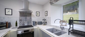 Luxury Highland Haven with Hot Tub by Loch Ness - Balnacraig Farmhouse