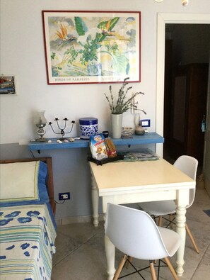 1 habitación, acceso a internet y ropa de cama 