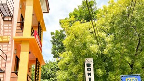 Un bâtiment à la façade jaune, avec un auvent rouge et une enseigne indiquant qu’il s’agit d’un hôtel Casa Bonita.