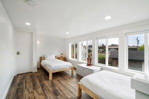8 bedrooms, desk, travel crib, free WiFi