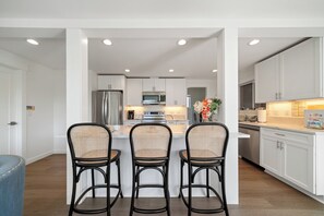 Fridge, microwave, oven, stovetop - Sanctuary in the Shire MCA#50080-2 homes for Family Reunion, BBQ, Dogs Ok. (Manzanita)