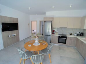 Kühlschrank, Ofen, Herdplatte, Wasserkocher mit Kaffee-/Teezubehör