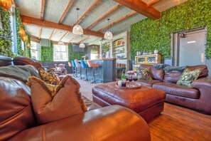 House, Ensuite | Lounge - Waterfall Country Escape (Neath)