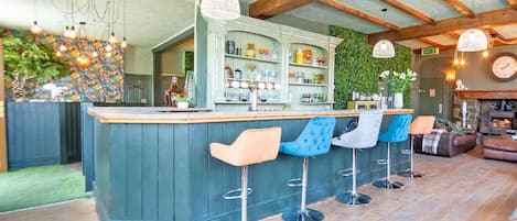 House, Ensuite | Bar (on property)