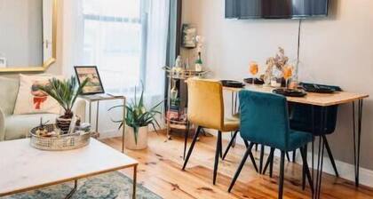 A Stylish 2 Bed Apartment in Cobh Town - Lux Stay