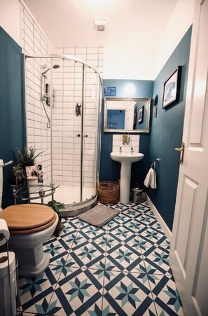 Shower, hair dryer, soap, shampoo - A Stylish 2 Bed Apartment in Cobh Town - Lux Stay (Cobh)