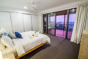 Tabla de planchar con plancha, wifi, ropa de cama