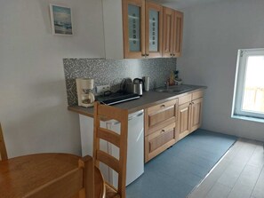 Kühlschrank, Herdplatte, Wasserkocher, Toaster