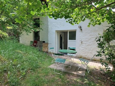Outdoor dining. Gite de Moulin Maurt