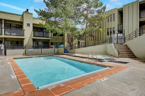 من حمّامات السباحة المغطاة