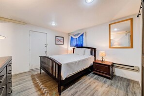 2 عدّة غرف نوم ومكواة/لوح كي وواي فاي وملاءات أسرّة