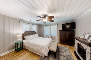 2 bedrooms, iron/ironing board, Internet, bed sheets