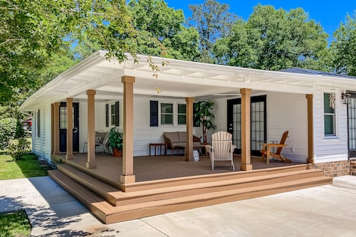 Gorgeous coastal cottage with patio, covered deck, AC, & W/D