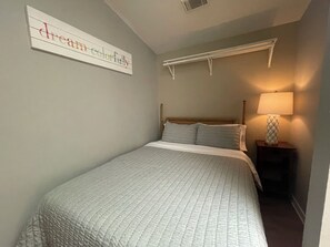 1 habitación, tabla de planchar con plancha, wifi gratis y ropa de cama 