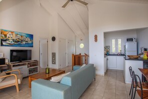 Een smart-tv, boeken en een stereo