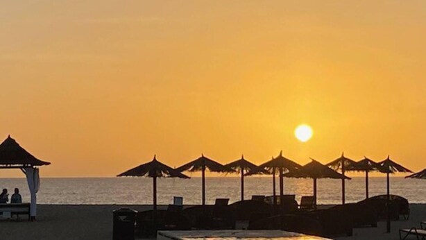 A beach scene with sun umbrellas and lounge chairs. - Relaxing 2 Bed Apartment With Pool View Sol Dunas (Sal)