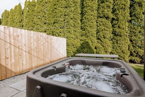 Outdoor spa tub - Cozy Aframe with Hot Tub (Essexville)