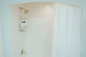 Haartrockner, Handtücher, Seife, Shampoo