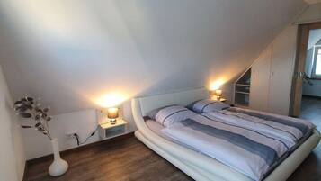 2 Schlafzimmer, Babybetten, kostenloses WLAN, Bettwäsche