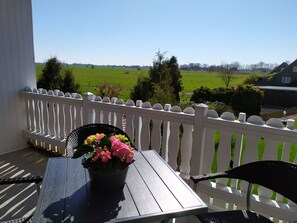 Outdoor dining - Apartment on the old dike with balcony (Osteel)