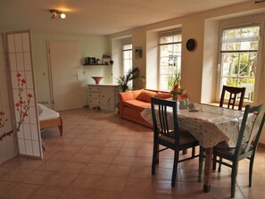 Living area - Apartment in a farmhouse with idyllic courtyard and natural garden (Mesekenhagen)