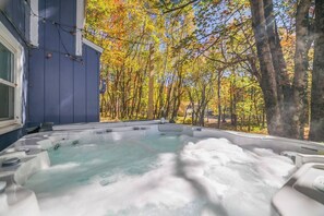 Outdoor spa tub - The Lux Big Blue House~Movie room~Arcades~HotTub~6BR~FirePit~Family friendly! (Long Pond)