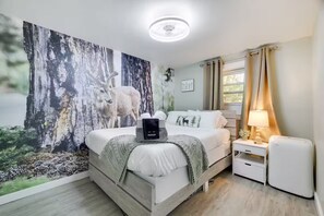 6 bedrooms, iron/ironing board, travel cot, WiFi - The Lux Big Blue House~Movie room~Arcades~HotTub~6BR~FirePit~Family friendly! (Long Pond)