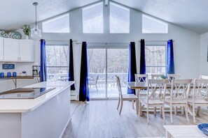 Fridge, microwave, oven, stovetop - The Lux Big Blue House~Movie room~Arcades~HotTub~6BR~FirePit~Family friendly! (Long Pond)