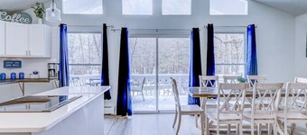 The Lux Big Blue House~Movie room~Arcades~HotTub~6BR~FirePit~Family friendly!