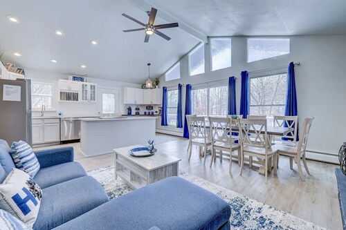 The Lux Big Blue House~Movie room~Arcades~HotTub~6BR~FirePit~Family friendly!