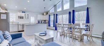 The Lux Big Blue House~Movie room~Arcades~HotTub~6BR~FirePit~Family friendly!