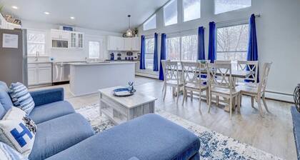 The Lux Big Blue House~Movie room~Arcades~HotTub~6BR~FirePit~Family friendly!