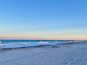 Plage, chaises longues, serviettes de plage