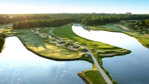 En golfbana med vattenhinder och sandbunkrar.