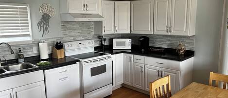 冷蔵庫、電子レンジ、オーブン、コンロ