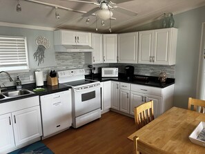 Refrigerador, microondas, horno y parrilla de estufa 