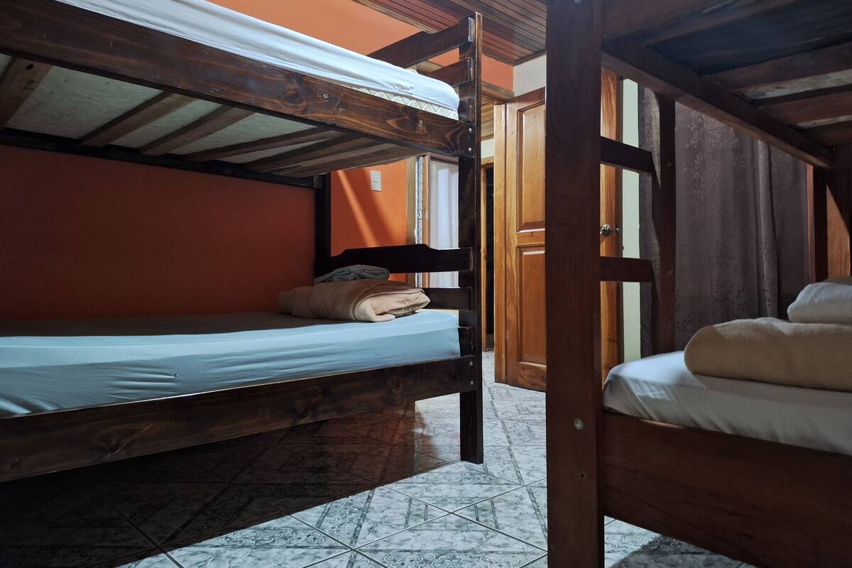 Basic Shared Dormitory | WiFi (free), bed sheets