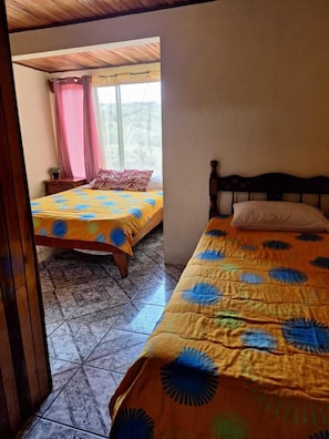 Basic Triple Room | Free WiFi, bed sheets - Monteverde Monkey hostel (Monteverde)