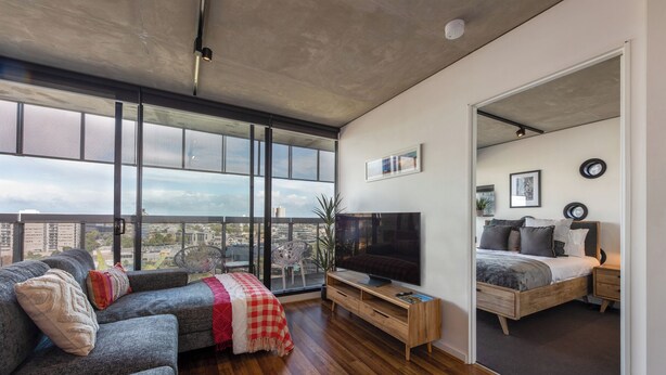 2 habitaciones, tabla de planchar con plancha, internet y ropa de cama 
