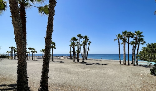 Pretty 1 bed apartment next to the beach