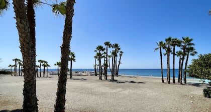 Pretty 1 bed apartment next to the beach