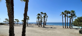 Pretty 1 bed apartment next to the beach