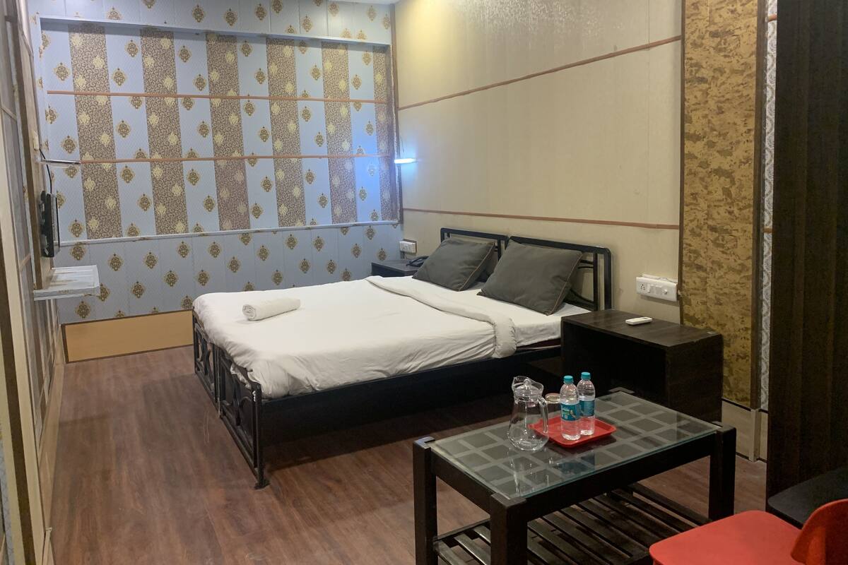 Egyptian cotton sheets, premium bedding, desk, laptop workspace