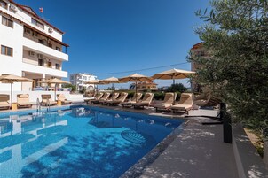 Una piscina al aire libre de temporada