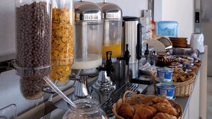 Free daily local cuisine breakfast - Monel Hotel (Ksamil)