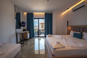 Habitación triple Deluxe | Sistema de insonorización, wifi gratis, ropa de cama