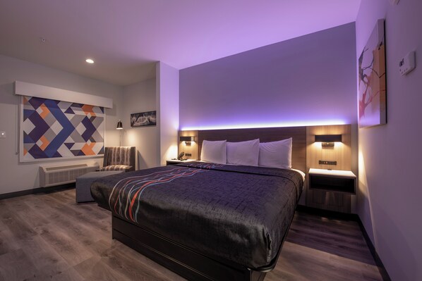 Habitación individual estándar, 1 cama de matrimonio grande | Escritorio, sistema de insonorización, tabla de planchar con plancha